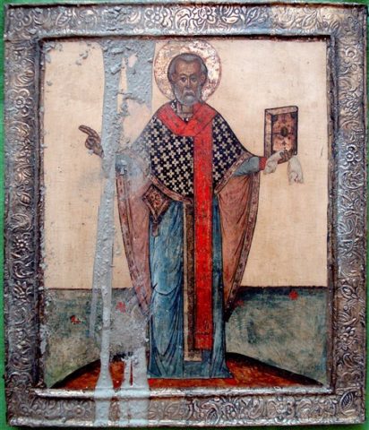 Icône russe avant restauration et restauration. Belle peinture, feuille d'or avec cadre en leçon sculpté et argenté, vers 18 siècle . Tempera sur levka sur bois