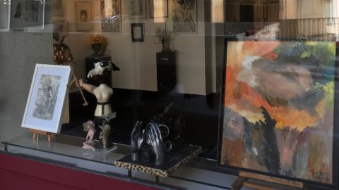 Vitrine d'exposition dessins et sculptures de l'artiste genevois Serge Diakonoff à l'espace d'exposition Blitz Artco à Genève