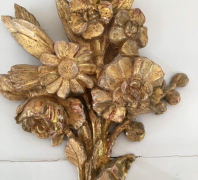 Trumeau détail bouquet en bois sculptée et dorée, partie haute