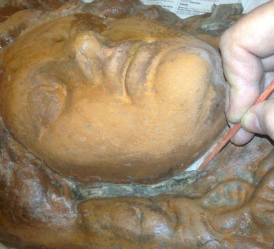 Sculpture en relief d'un visage.