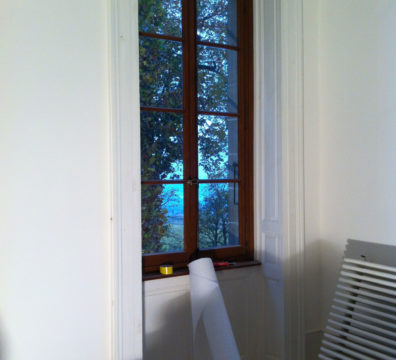 Décor en faux bois de chêne, fenêtre et cadre, plinthes, avant la transformation
