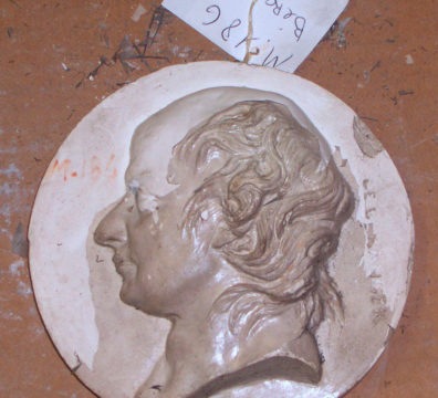 Médaillon bas-relief Béranger David plâtre nettoyage gel