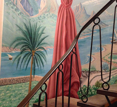 Fresque paysage rideaux trompe l'oeil restauration escalier
