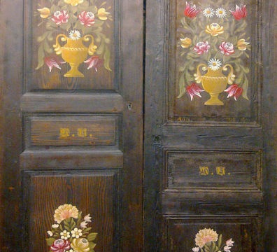 Restauration motifs floraux rustique porte bois