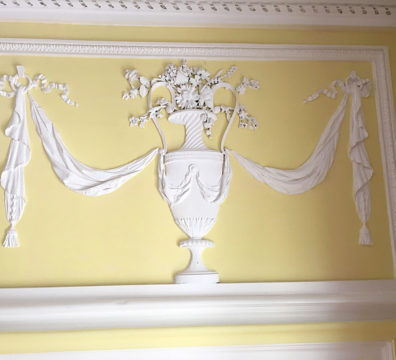 Peinture décorative reliefs restauration terminée fissure peinture jaune moulure vase