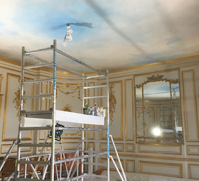 Plafond fresque ciel restauration fissure préparation échafaudages salon miroir