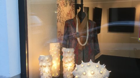 Vitrine d''exposition collective d'arts appliques