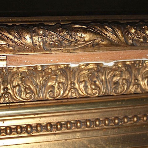 Détails d'un cadre doré, avant restauration
