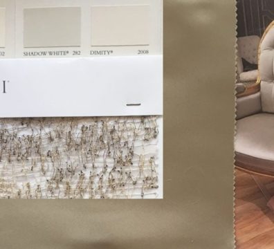 Harmonisation des couleurs entre les murs, le plafond et les rideaux pour une bibliothèque